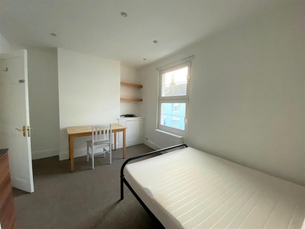 4 Kingsbury St bed.jpeg