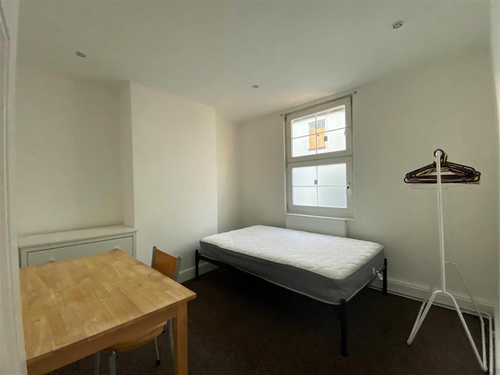 4 Kingsbury St bed1.jpeg
