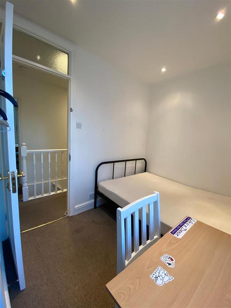 4 Kingsbury St bed2.jpeg