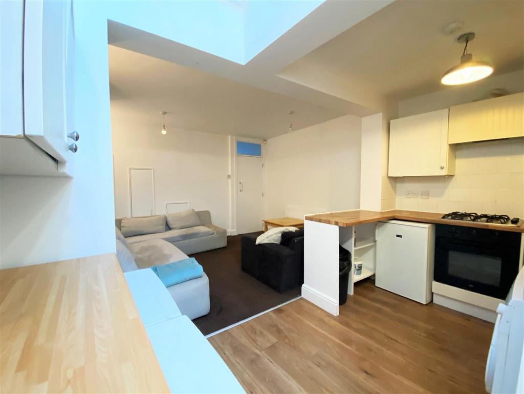 4 Kingsbury St kitchlounge.jpeg