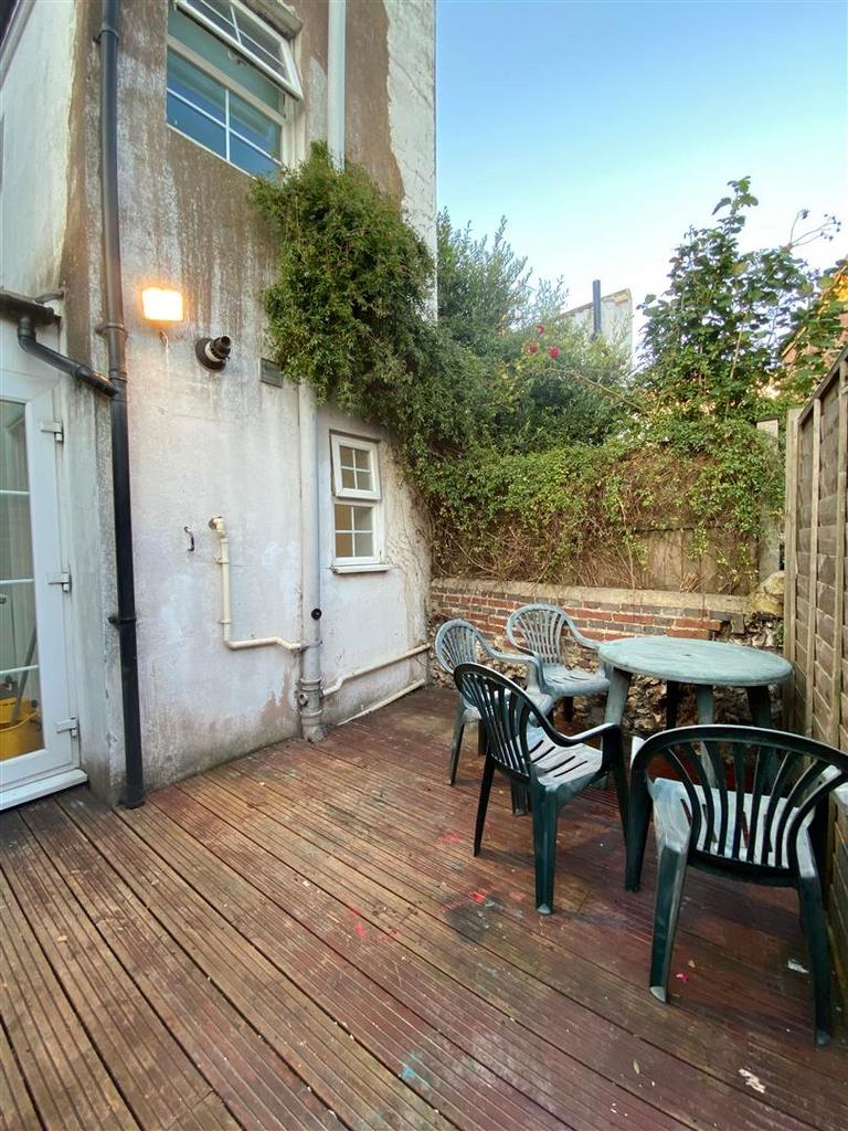4 Kingsbury St patio3.jpeg