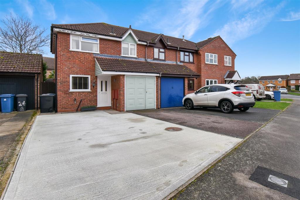 Guy Cook Close, Great Cornard 3 bed house for sale £300,000
