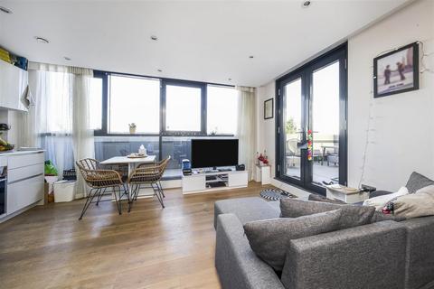 2 bedroom penthouse for sale, London Road, Isleworth
