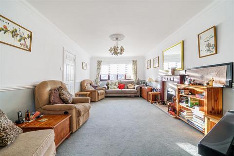 The Farthings Marlowe Way, Royal Wootton Bassett, Swindon, SN4 8LG