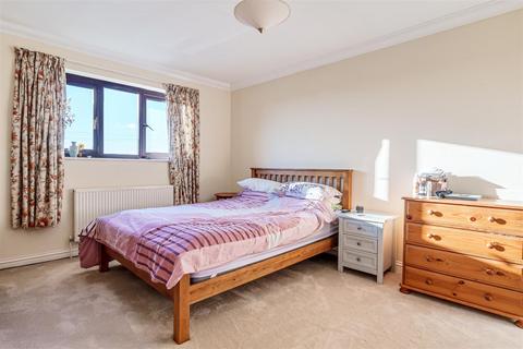 The Farthings Marlowe Way, Royal Wootton Bassett, Swindon, SN4 8LG