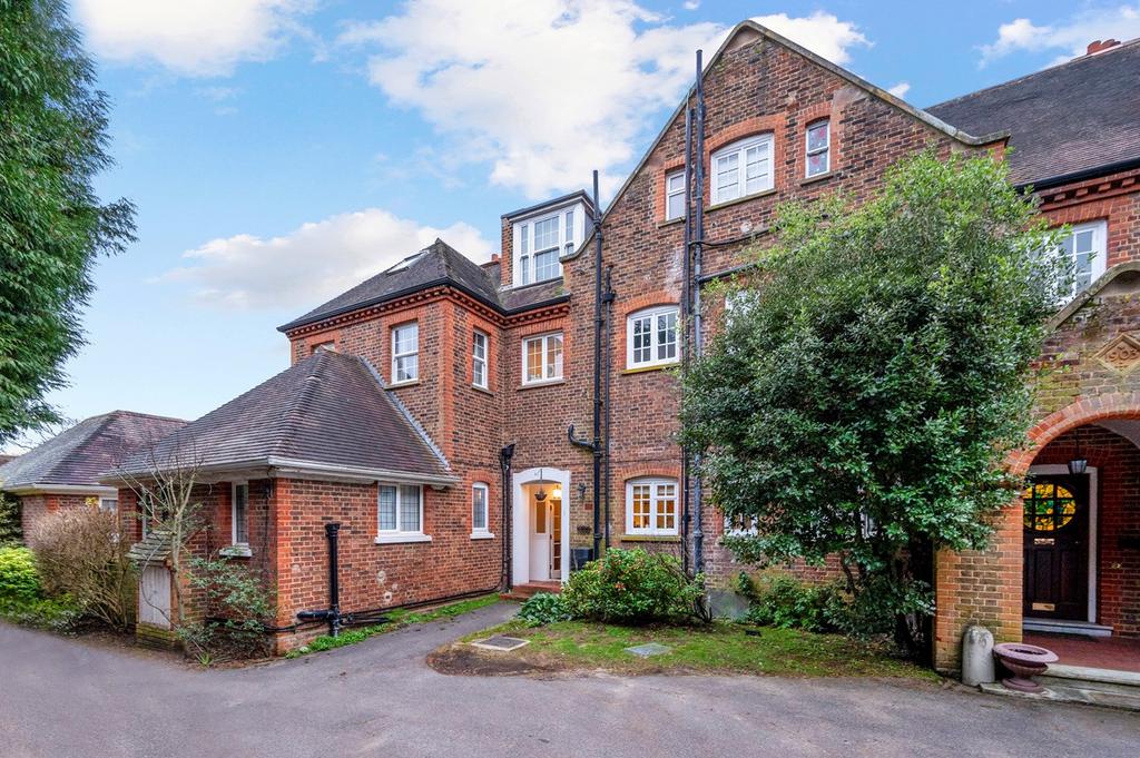 Oatlands Chase, Weybridge, KT13 2 bed apartment for sale £675,000