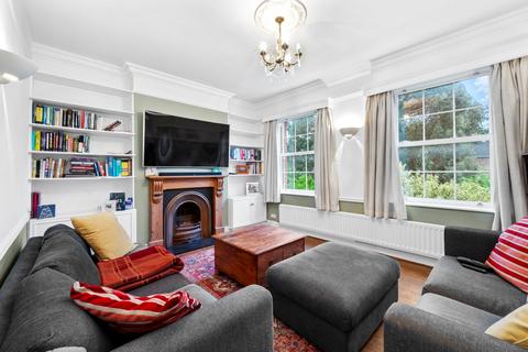 Oatlands Chase, Weybridge, KT13