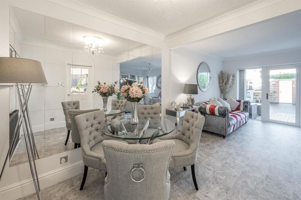 Bromley Lane, Kingswinford, DY6 8JP 4 bed detached house for sale £
