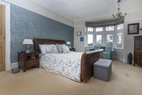 4 bedroom end of terrace house for sale, Wakefield Road, Lightcliffe, Halifax