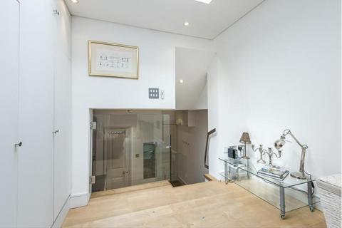 Studio to rent, Ennismore Gardens, South Kensington, SW7