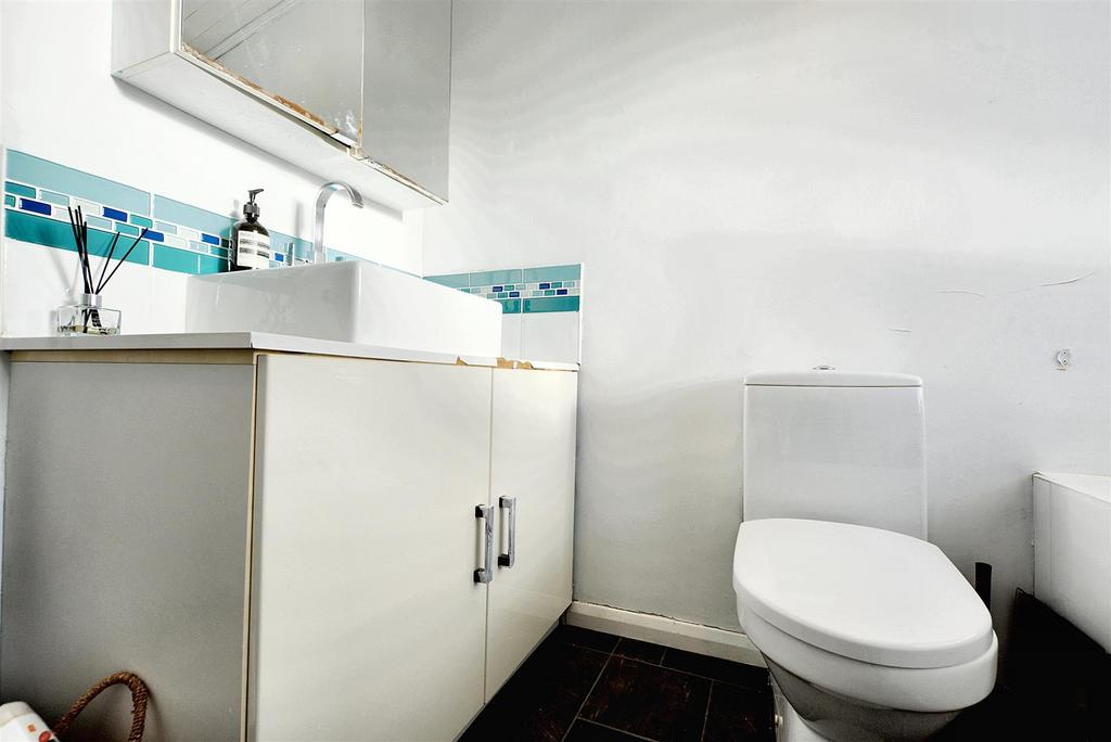 Bathroom 2.jpg