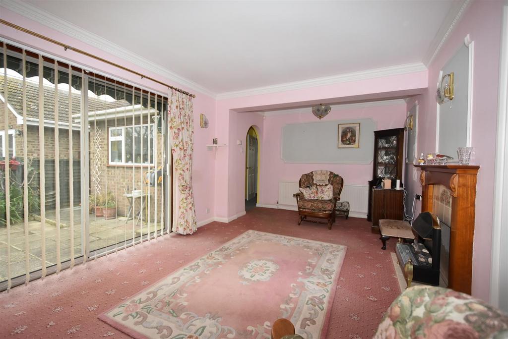 Corona Road, Canvey Island SS8 3 bed bungalow for sale £310,000