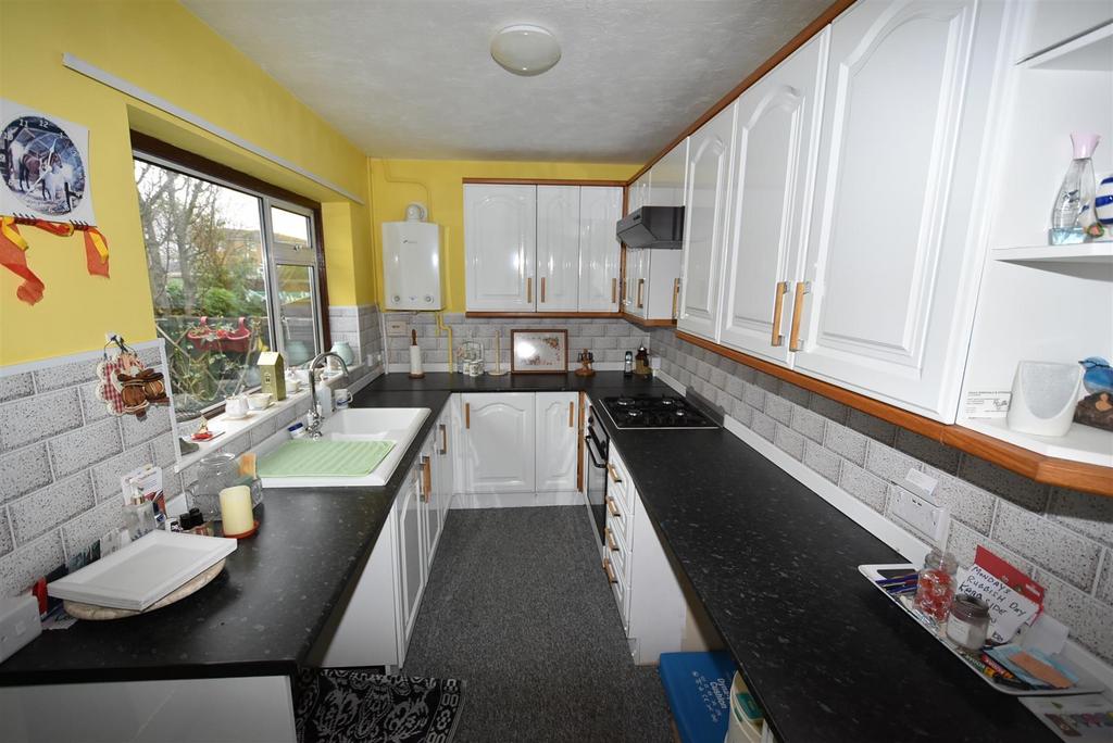 Corona Road, Canvey Island SS8 3 bed bungalow for sale £310,000