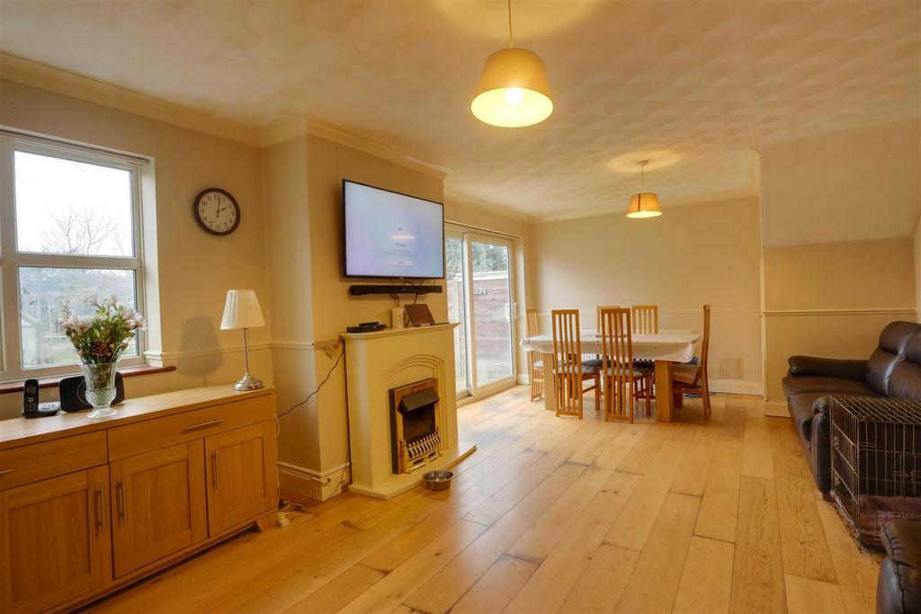 London Road, ClactonOnSea CO15 4 bed detached house for sale £325,000