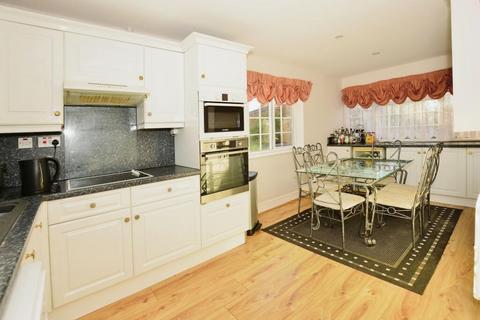 10 Berkeley Close, Folkestone, CT19 5NA