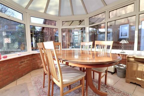 18 Abbotsbury Close, Wistaston, Crewe, CW2 6XD