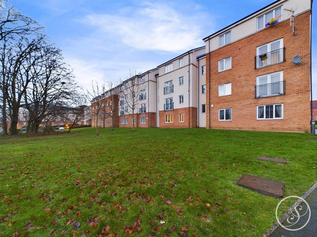 Cedar Drive, Seacroft, Leeds 2 bed flat for sale £145,000