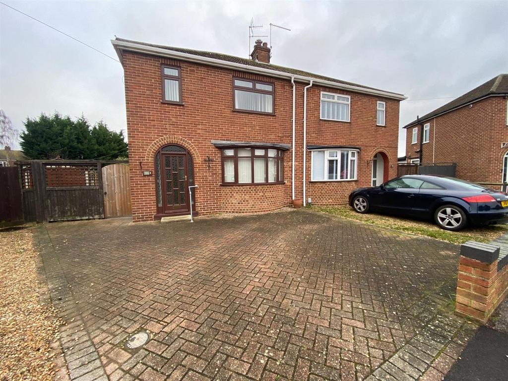 Windsor Drive, Stanground, Peterborough 3 bed house £272,000