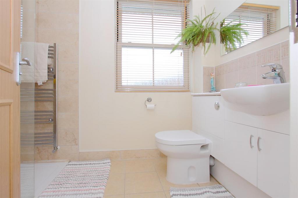 17 Printers Place - Family Bathroom.JPG