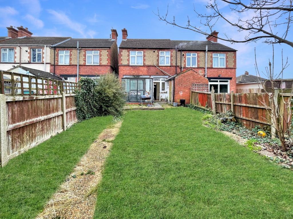 Turners Road South, Luton, Bedfordshire, LU2 0PH 3 bed semidetached house for sale £280,000