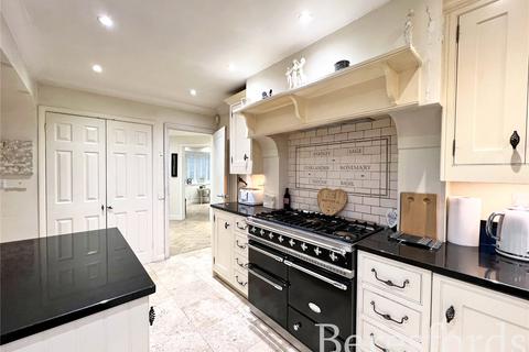 14 Pett Close, Hornchurch, RM11 1FF