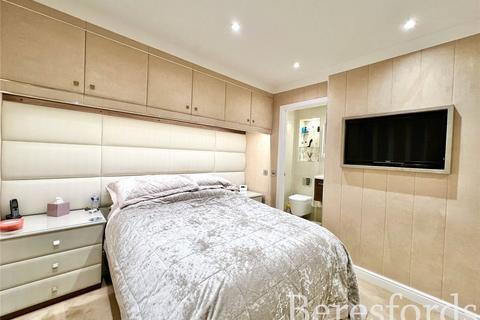 14 Pett Close, Hornchurch, RM11 1FF