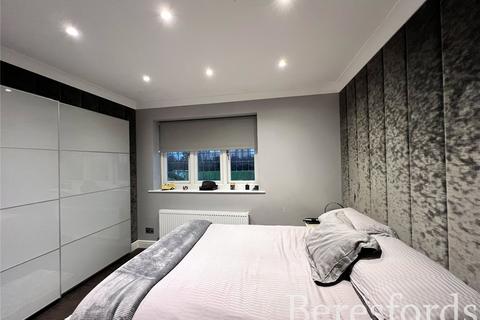 14 Pett Close, Hornchurch, RM11 1FF