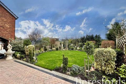 14 Pett Close, Hornchurch, RM11 1FF