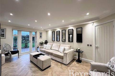 14 Pett Close, Hornchurch, RM11 1FF
