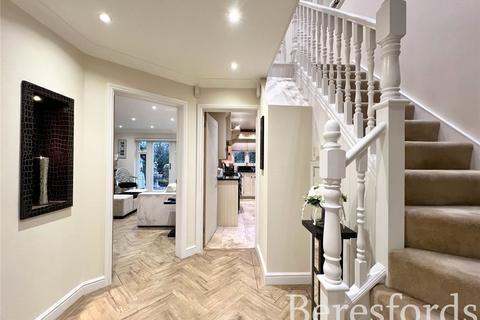 14 Pett Close, Hornchurch, RM11 1FF