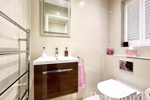 14 Pett Close, Hornchurch, RM11 1FF