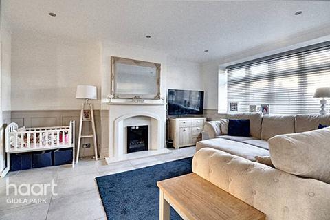 60 Farnes Drive, Romford, RM2 6NS