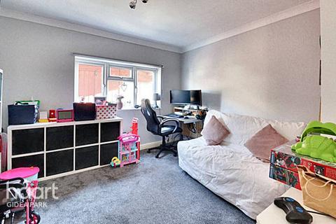 60 Farnes Drive, Romford, RM2 6NS