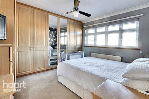 60 Farnes Drive, Romford, RM2 6NS
