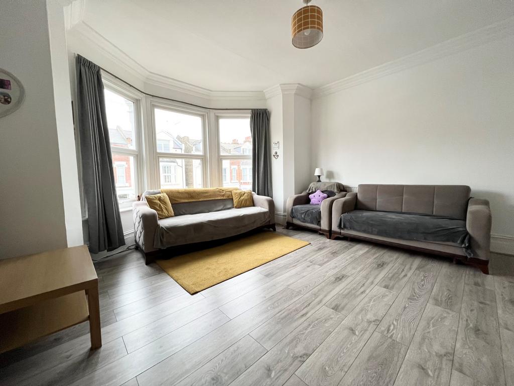 Park Avenue, Palmers Green, N13 4 bed flat to rent £2,300 pcm (£531 pw)