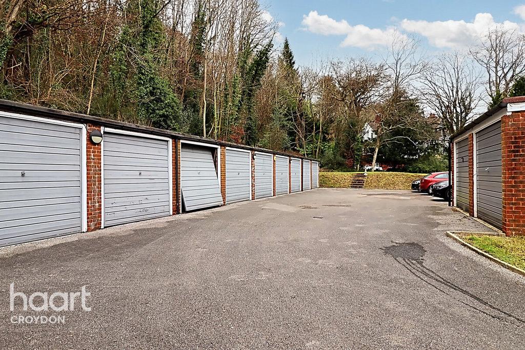 Harestone Valley Road, CATERHAM 2 bed apartment for sale £325,000