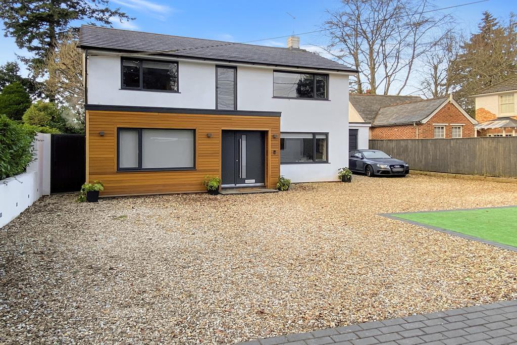 Spacious 5 Bedroom Contemporary Style House...
