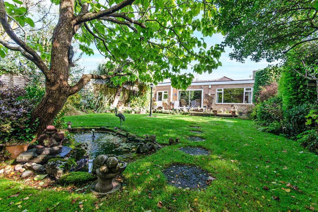 Streetly Crescent, Sutton Coldfield B74 2 bed detached bungalow for