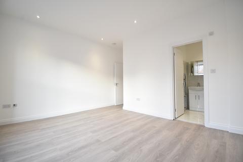 3 bedroom flat to rent, Church Street, Enfield, Greater London, EN2