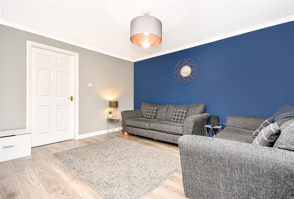 30 Peasehill Brae, Rosyth, KY11 2AP 2 bed terraced house £170,000