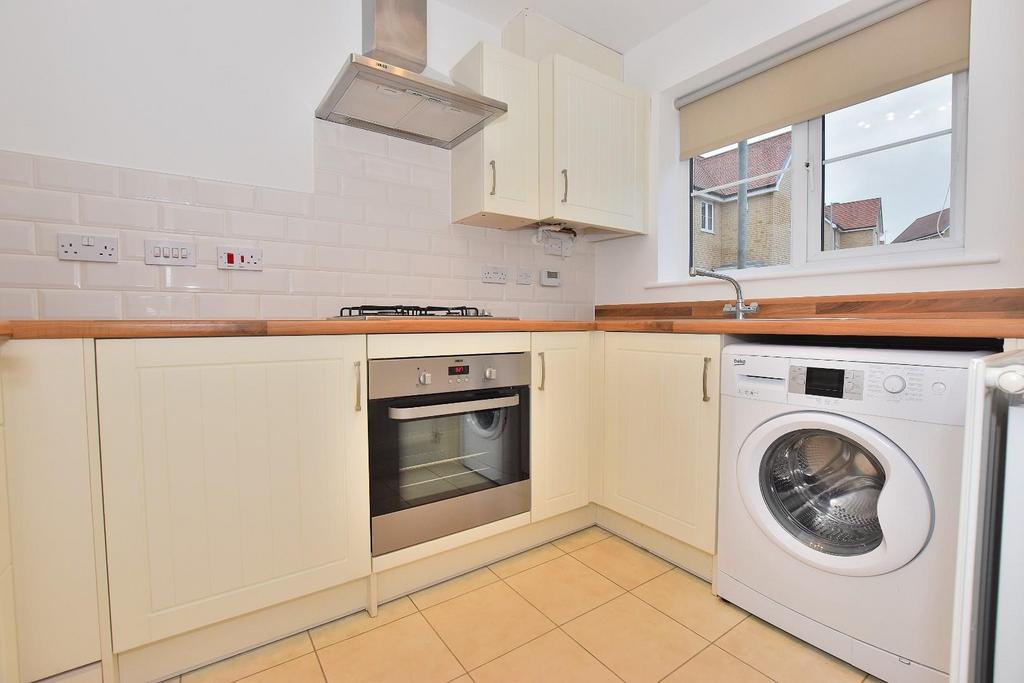 Bamboo Crescent, Braintree 2 bed end of terrace house £1,300 pcm (£