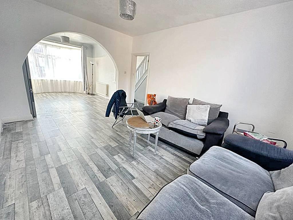 Wyngate Drive, Leicester LE3 3 bed semidetached house £1,250 pcm (£