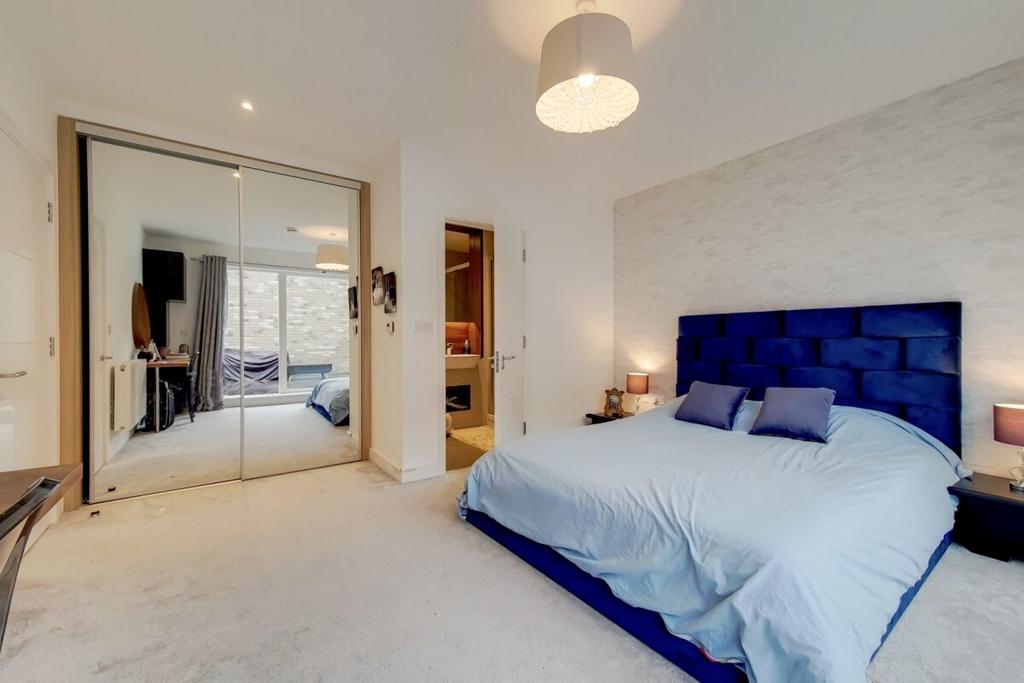 8 Main Bedroom-0