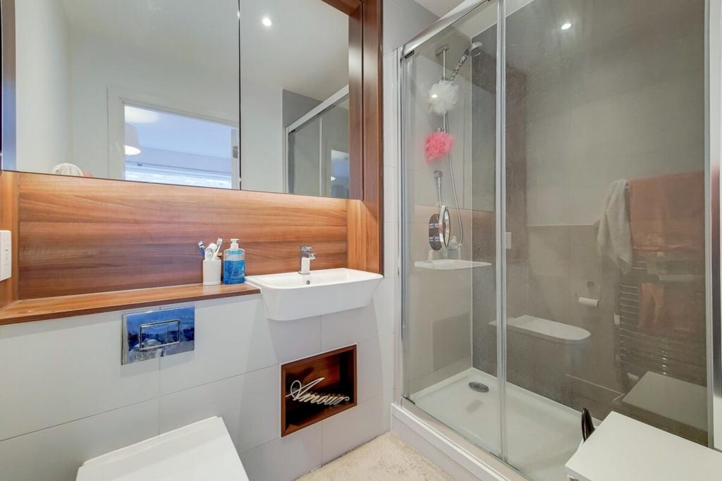 10 Main Ensuite-0