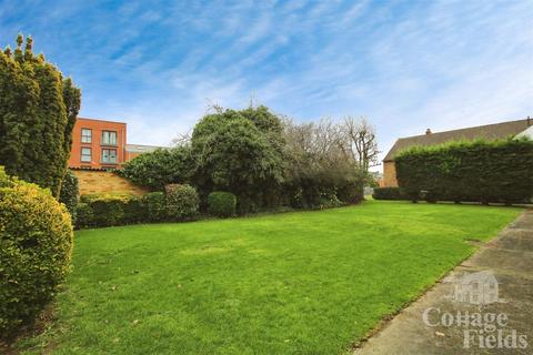 2 bedroom flat for sale, Bridle Close, Enfield, London - CHAIN FREE
