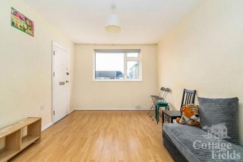 2 bedroom flat for sale, Bridle Close, Enfield, London - CHAIN FREE