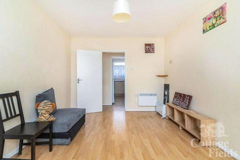 2 bedroom flat for sale, Bridle Close, Enfield, London - CHAIN FREE