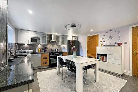 3 bedroom apartment for sale - The Avenue, Hale, Altrincham