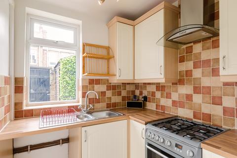 2 bedroom terraced house to rent, Baker Street, York, YO30