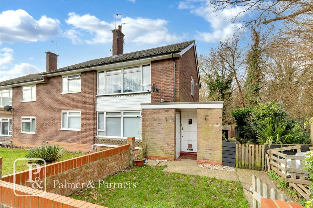 Hazelton Road, Parsons Heath, Colchester, Essex, CO4 2 bed